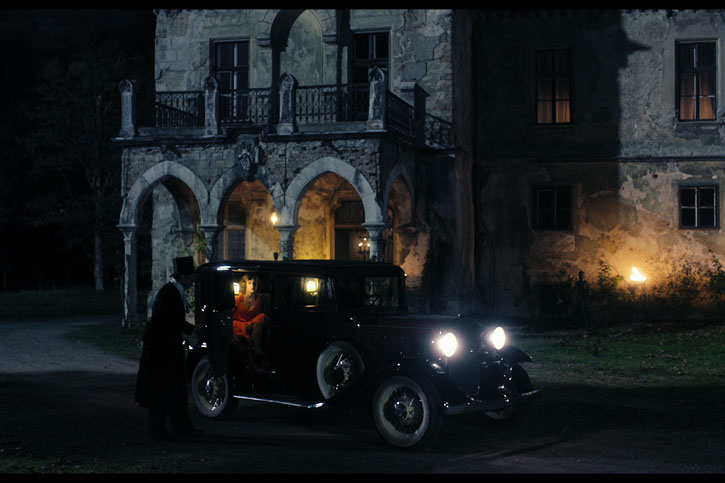 Standbild aus dem in Schloss Walterskirchen in Wolfsthal gedrehtenDavid Ruehm Spielfilm Der Vampir auf der Couch