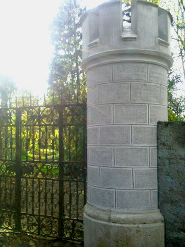 Neugotisches Tor mit Zinnentürmchen im Schlosspark Wolfsthal nach Renovierung
