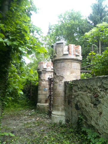 Neugotisches Tor mit Zinnentürmchen im Schlosspark Wolfsthal vor Renovierung